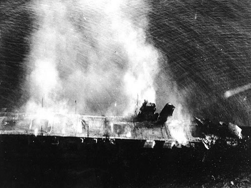 Le porte avions japonais Hiryu en feu avant d'&ecirc;tre torpill&eacute; le 5 juin