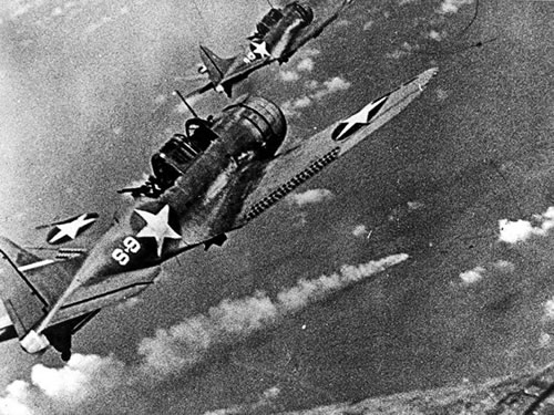 Dauntless du Hornet le  6 juin au dessus du Mikuma en feu
