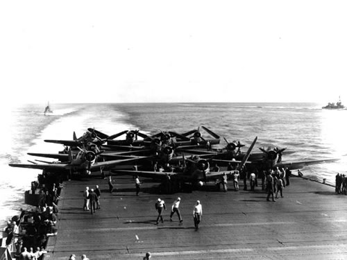 Pr&eacute;paration du VT-6 (torpilleurs) sur l'enterprise &agrave; Midway