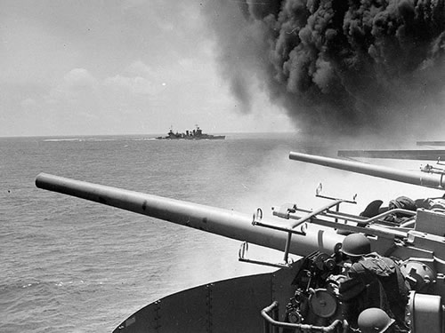 DCA du Yorktown pendant un bombardement en piqu&eacute; jap